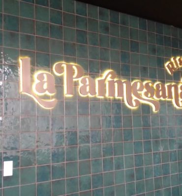 Letreros luminosos con retroiluminación con letras MDF